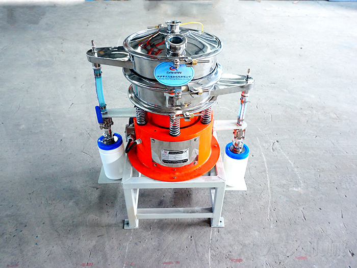 氣體保護振動篩采用304不銹鋼材質，氣體保護軟管，防靜電裝置等制作而成。